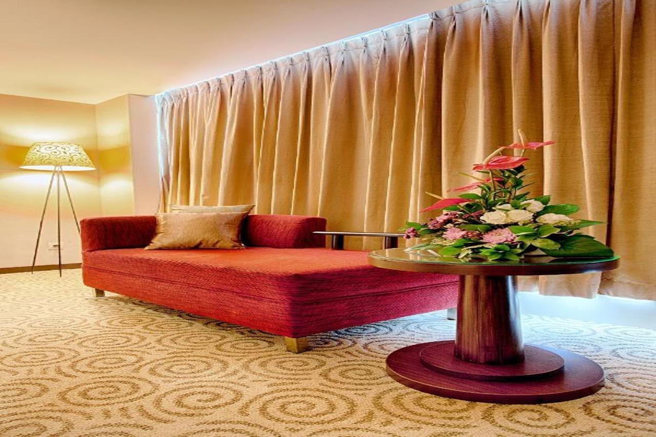 Hotel The Alana Surabaya Exterior foto