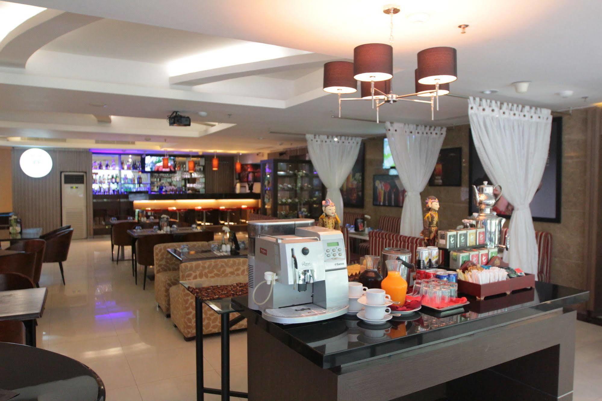 Hotel The Alana Surabaya Exterior foto